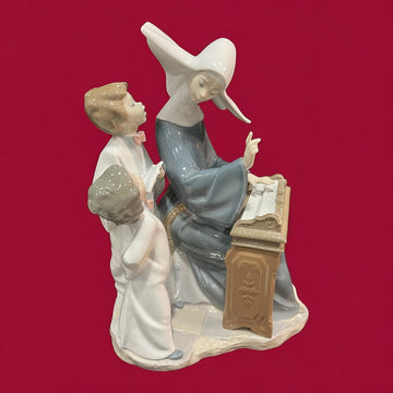 Porcelana Lladró: Monja con Piano y Niños, Arte y Elegancia - Cositas Antiguas – La Guadaña, Anticuarios Online en Jerez , vender antigüedades, muebles antiguos