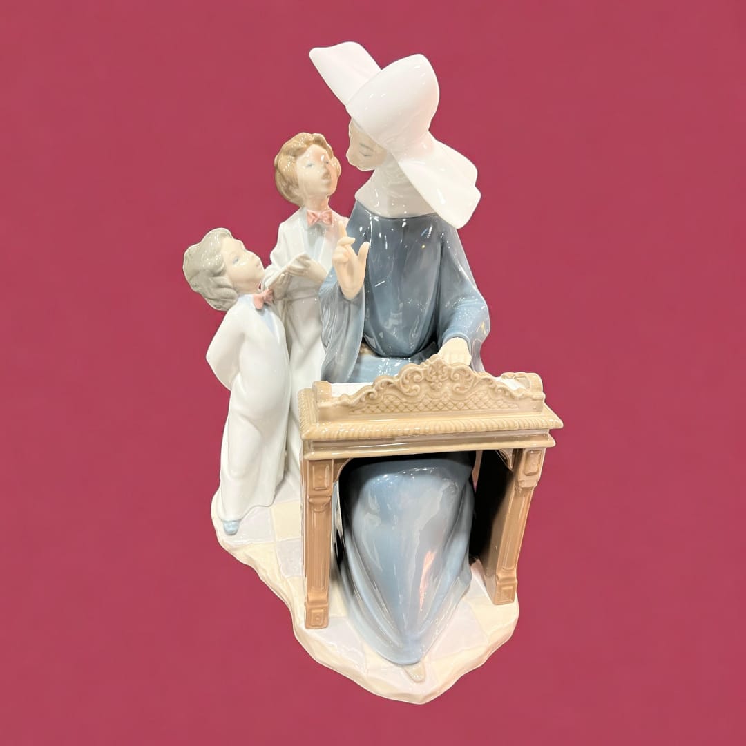Porcelana Lladró: Monja con Piano y Niños, Arte y Elegancia - Cositas Antiguas – La Guadaña, Anticuarios Online en Jerez , vender antigüedades, muebles antiguos