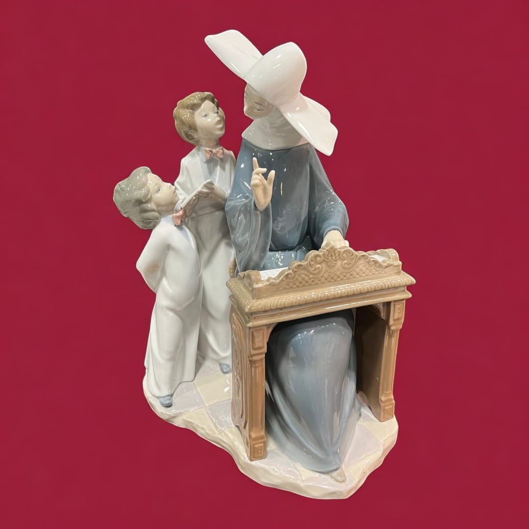 Porcelana Lladró: Monja con Piano y Niños, Arte y Elegancia - Cositas Antiguas – La Guadaña, Anticuarios Online en Jerez , vender antigüedades, muebles antiguos
