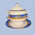 Sopera de porcelana con plato decorado azul y oro