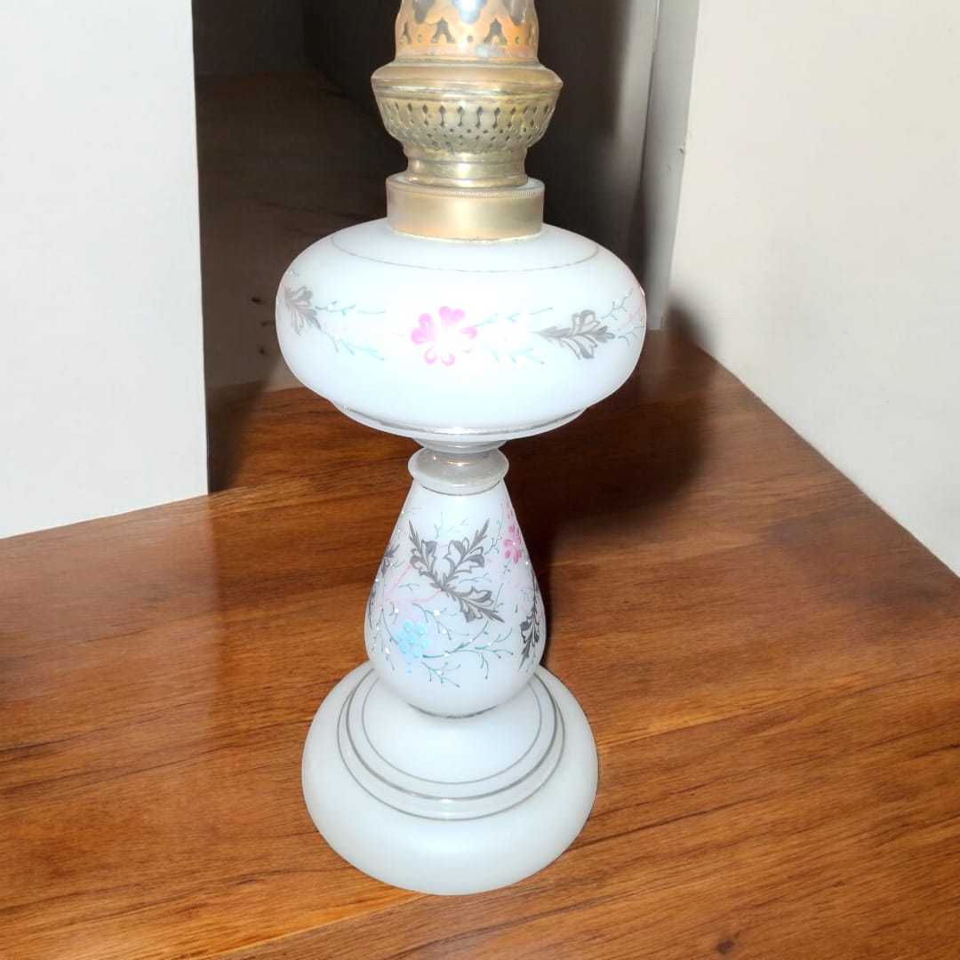 Quinqué de opalina blanca con flores pintadas a mano – Único - Cositas Antiguas – La Guadaña, Anticuarios Online en Jerez , vender antigüedades, muebles antiguos