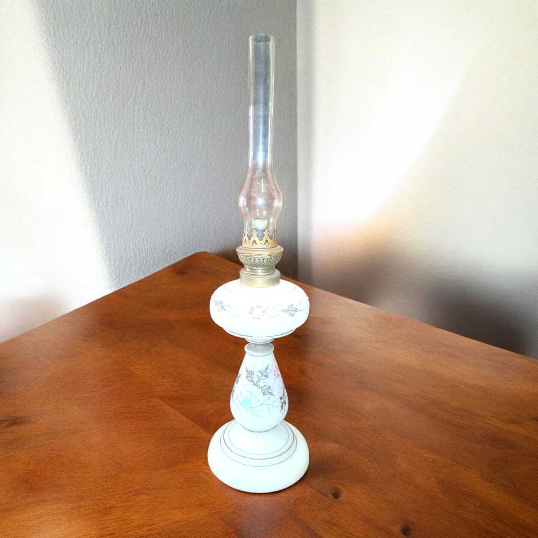 Quinqué de opalina blanca con flores pintadas a mano – Único - Cositas Antiguas – La Guadaña, Anticuarios Online en Jerez , vender antigüedades, muebles antiguos