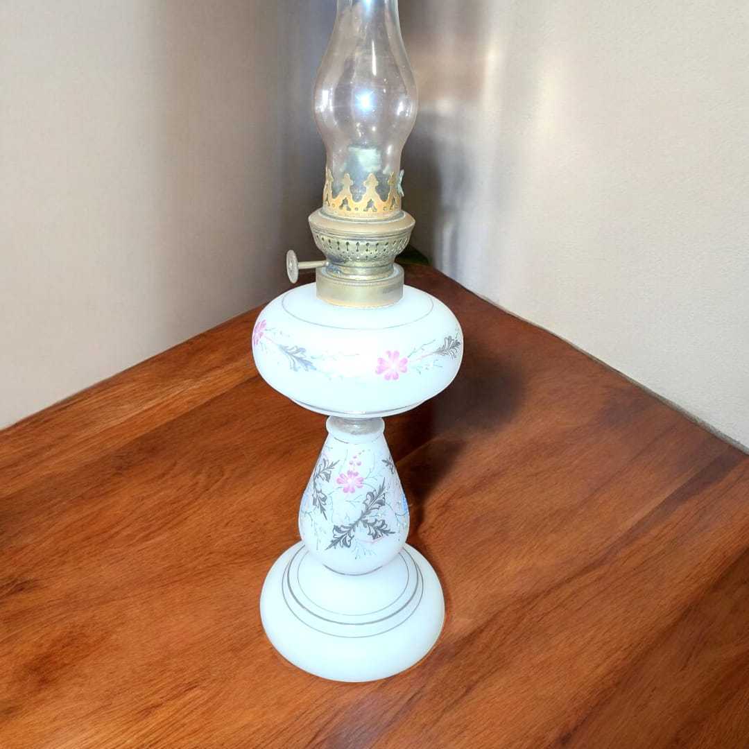 Quinqué de opalina blanca con flores pintadas a mano – Único - Cositas Antiguas – La Guadaña, Anticuarios Online en Jerez , vender antigüedades, muebles antiguos