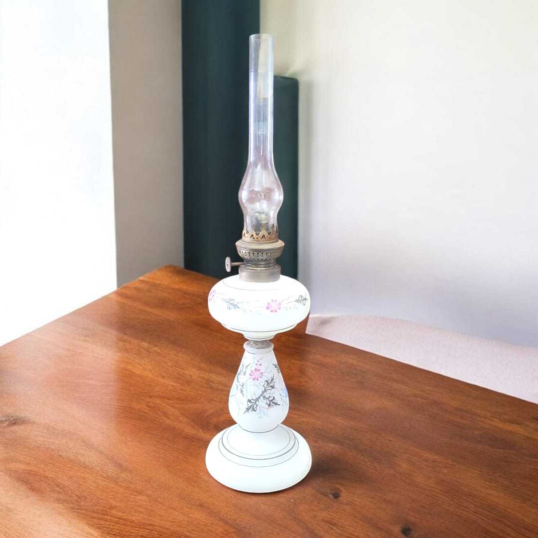 Quinqué de opalina blanca con flores pintadas a mano – Único - Cositas Antiguas – La Guadaña, Anticuarios Online en Jerez , vender antigüedades, muebles antiguos