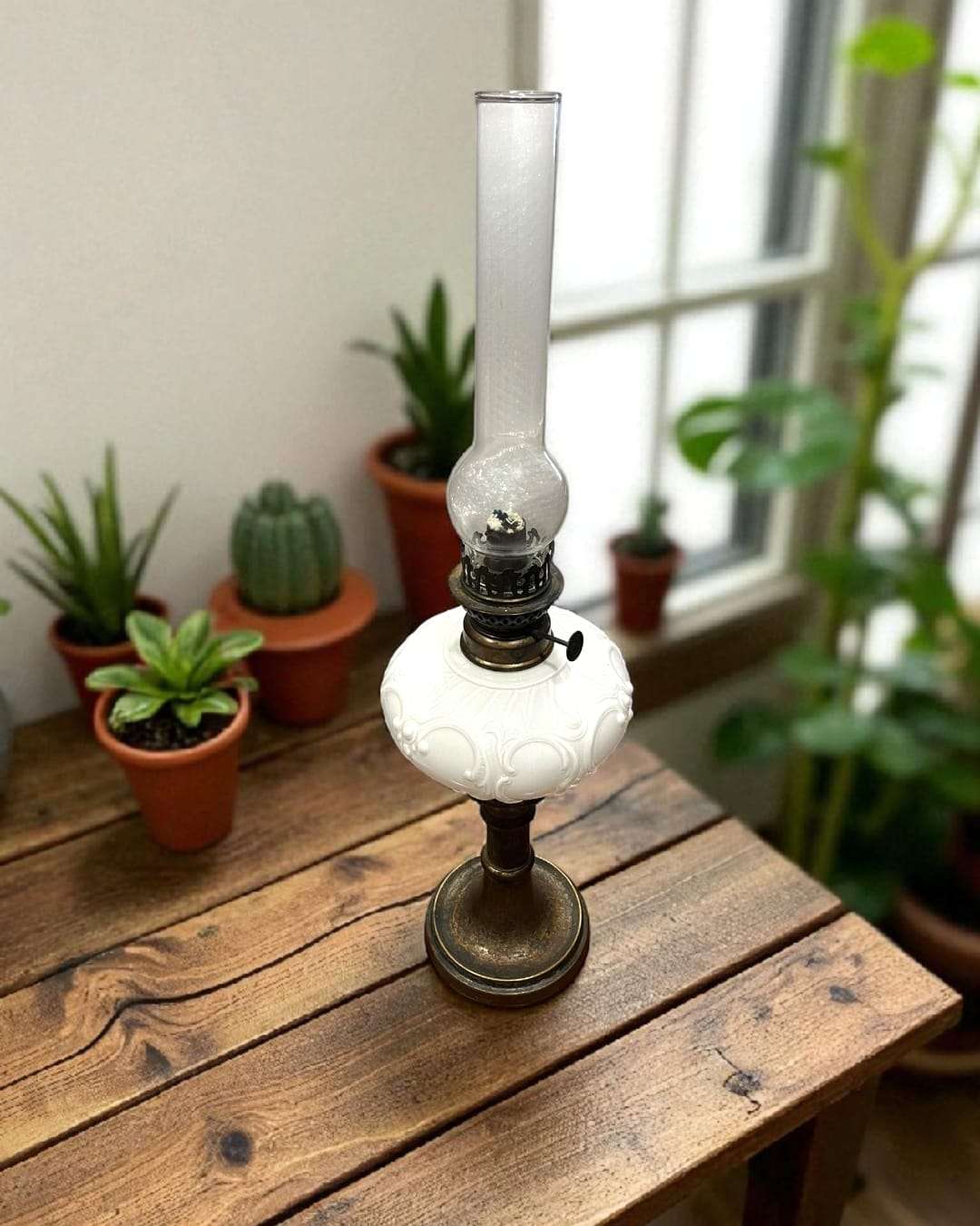 Quinqué vintage con opalina blanca y tulipa de cristal - Cositas Antiguas – La Guadaña, Anticuarios Online en Jerez , vender antigüedades, muebles antiguos