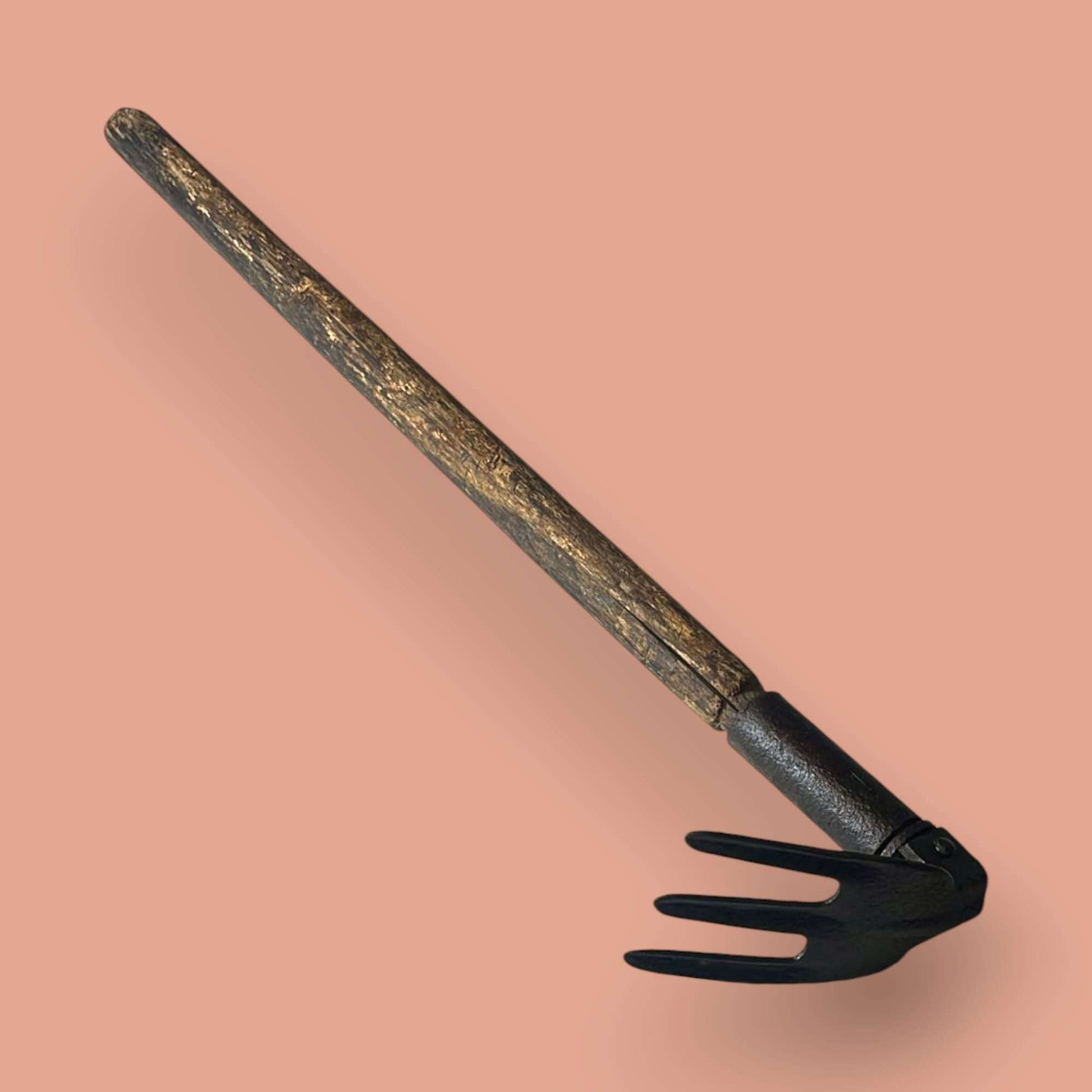 Rastrillo antiguo de hierro forjado con mango de madera - Cositas Antiguas – La Guadaña, Anticuarios Online en Jerez , vender antigüedades, muebles antiguos