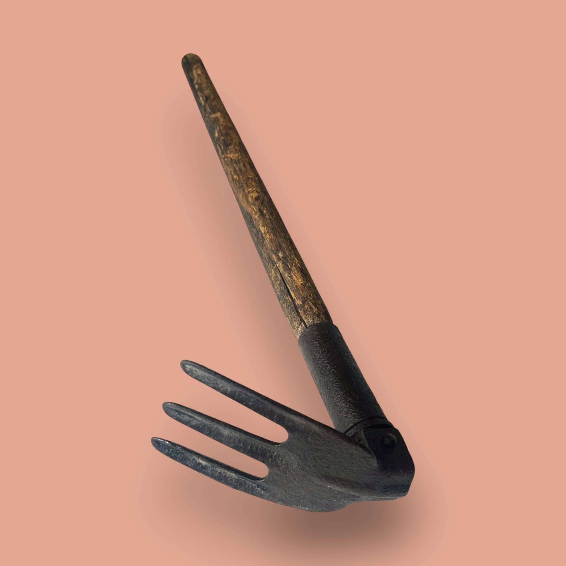 Rastrillo antiguo de hierro forjado con mango de madera - Cositas Antiguas – La Guadaña, Anticuarios Online en Jerez , vender antigüedades, muebles antiguos