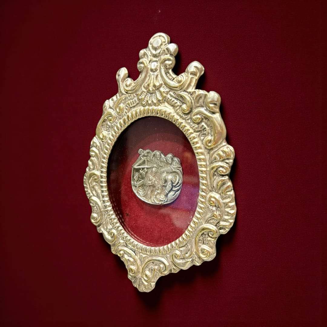 Relicario de metal plateado con escena del Nacimiento - Cositas Antiguas – La Guadaña, Anticuarios Online en Jerez , vender antigüedades, muebles antiguos