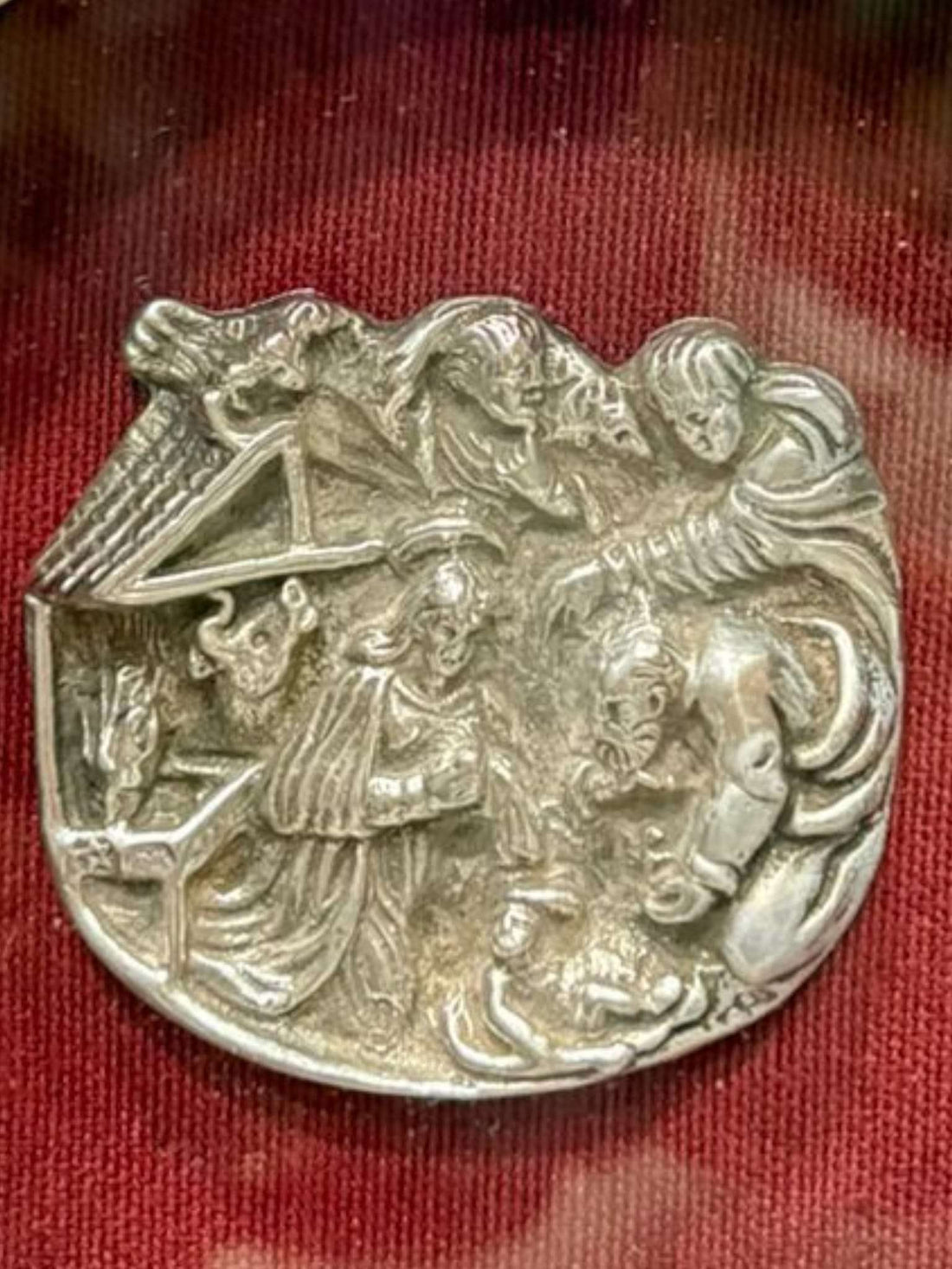 Relicario de metal plateado con escena del Nacimiento - Cositas Antiguas – La Guadaña, Anticuarios Online en Jerez , vender antigüedades, muebles antiguos