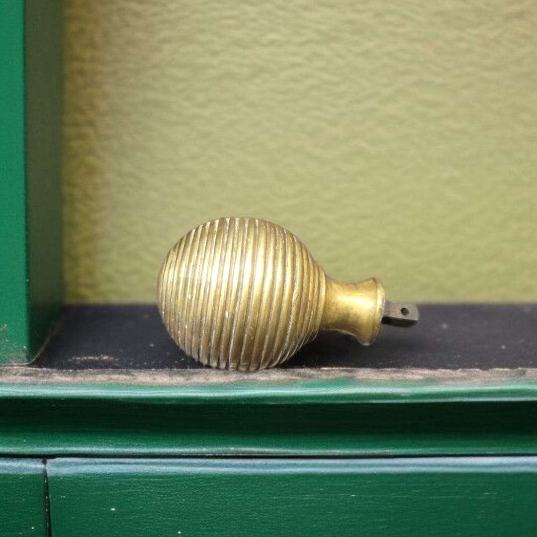 Pomo beehive de bronce vintage para puertas o muebles - Cositas Antiguas – La Guadaña, Anticuarios Online en Jerez , vender antigüedades, muebles antiguos