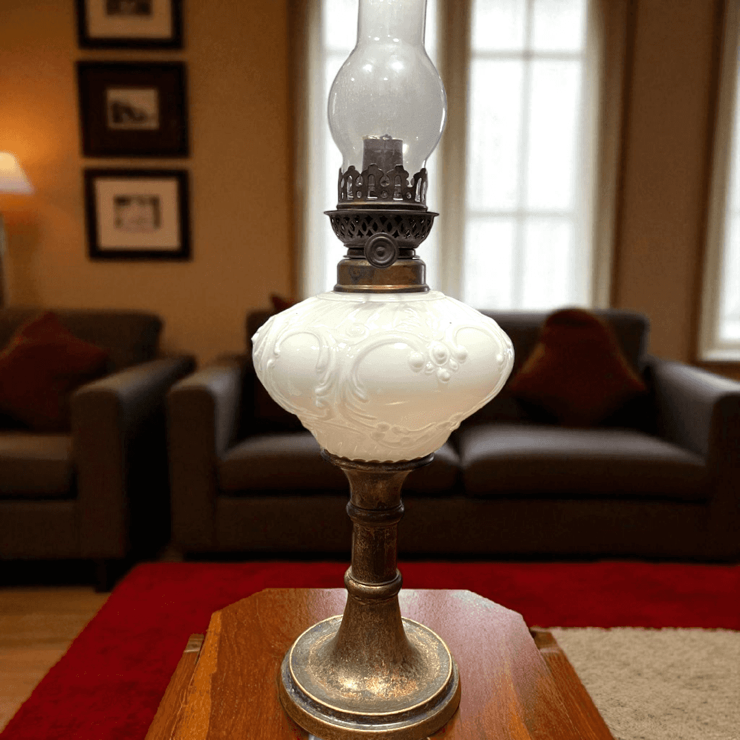 Quinqué vintage con opalina blanca y tulipa de cristal - Cositas Antiguas – La Guadaña, Anticuarios Online en Jerez , vender antigüedades, muebles antiguos