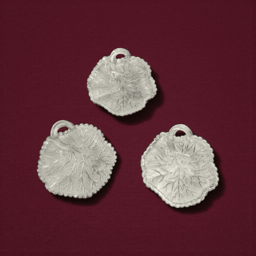 Lote de platos de cristal con forma de hoja antiguos - Cositas Antiguas – La Guadaña, Anticuarios Online en Jerez , vender antigüedades, muebles antiguos