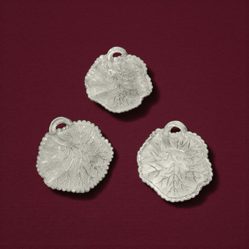 Lote de platos de cristal con forma de hoja antiguos - Cositas Antiguas – La Guadaña, Anticuarios Online en Jerez , vender antigüedades, muebles antiguos