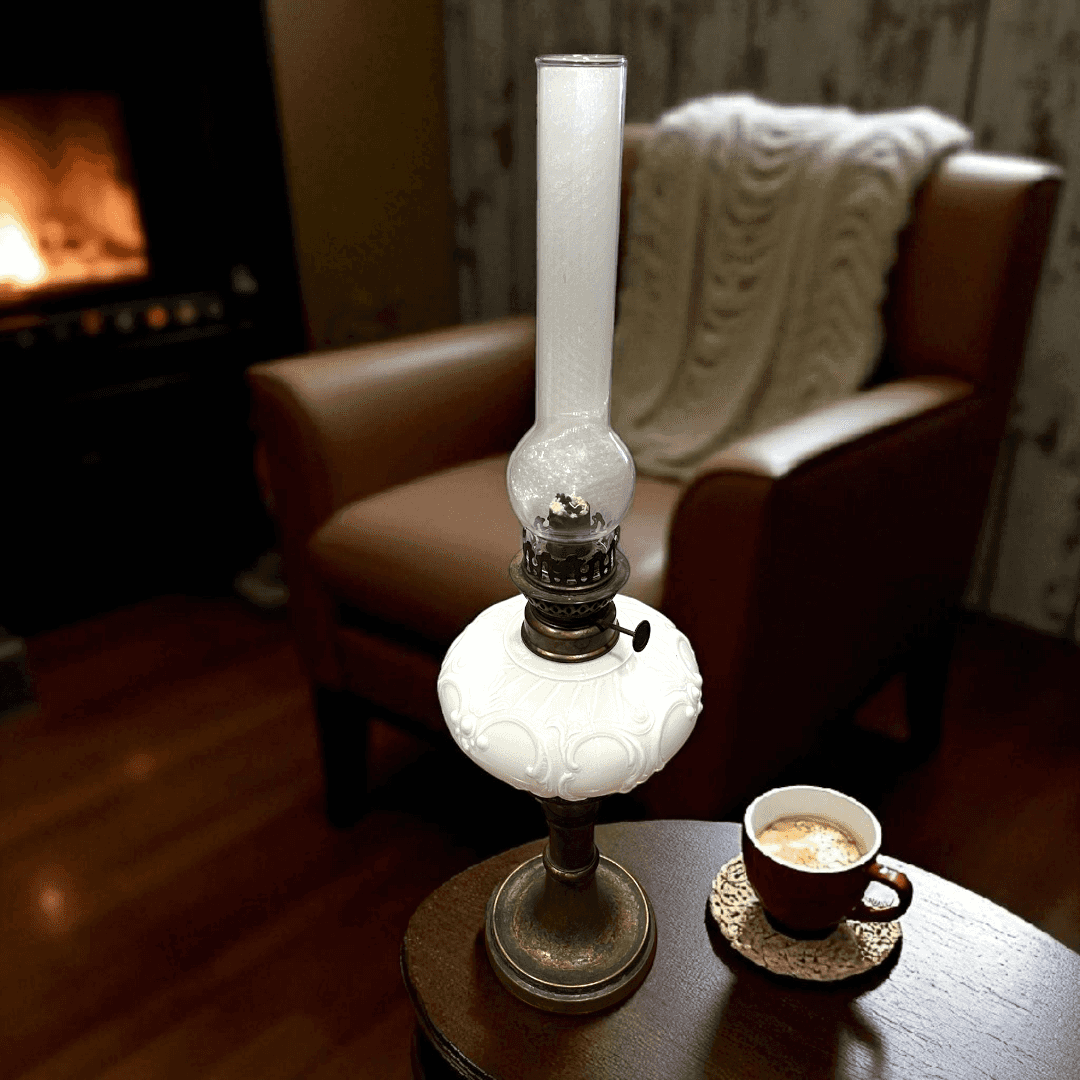 Quinqué vintage con opalina blanca y tulipa de cristal - Cositas Antiguas – La Guadaña, Anticuarios Online en Jerez , vender antigüedades, muebles antiguos