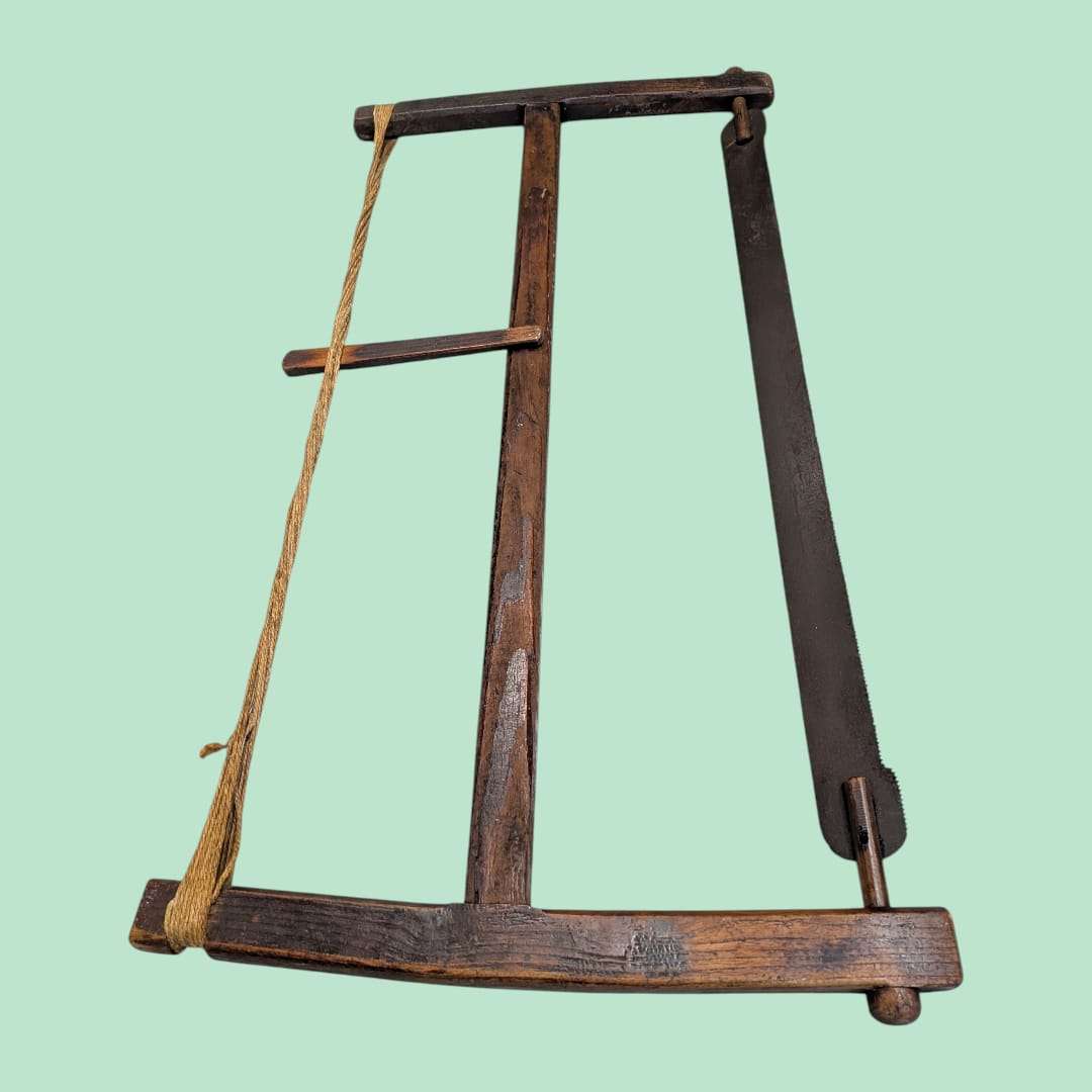 Sierra de arco manual antigua de madera | Herramienta - Cositas Antiguas – La Guadaña, Anticuarios Online en Jerez , vender antigüedades, muebles antiguos