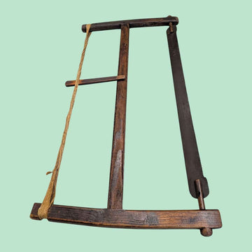 Sierra de arco manual antigua de madera | Herramienta - Cositas Antiguas – La Guadaña, Anticuarios Online en Jerez , vender antigüedades, muebles antiguos