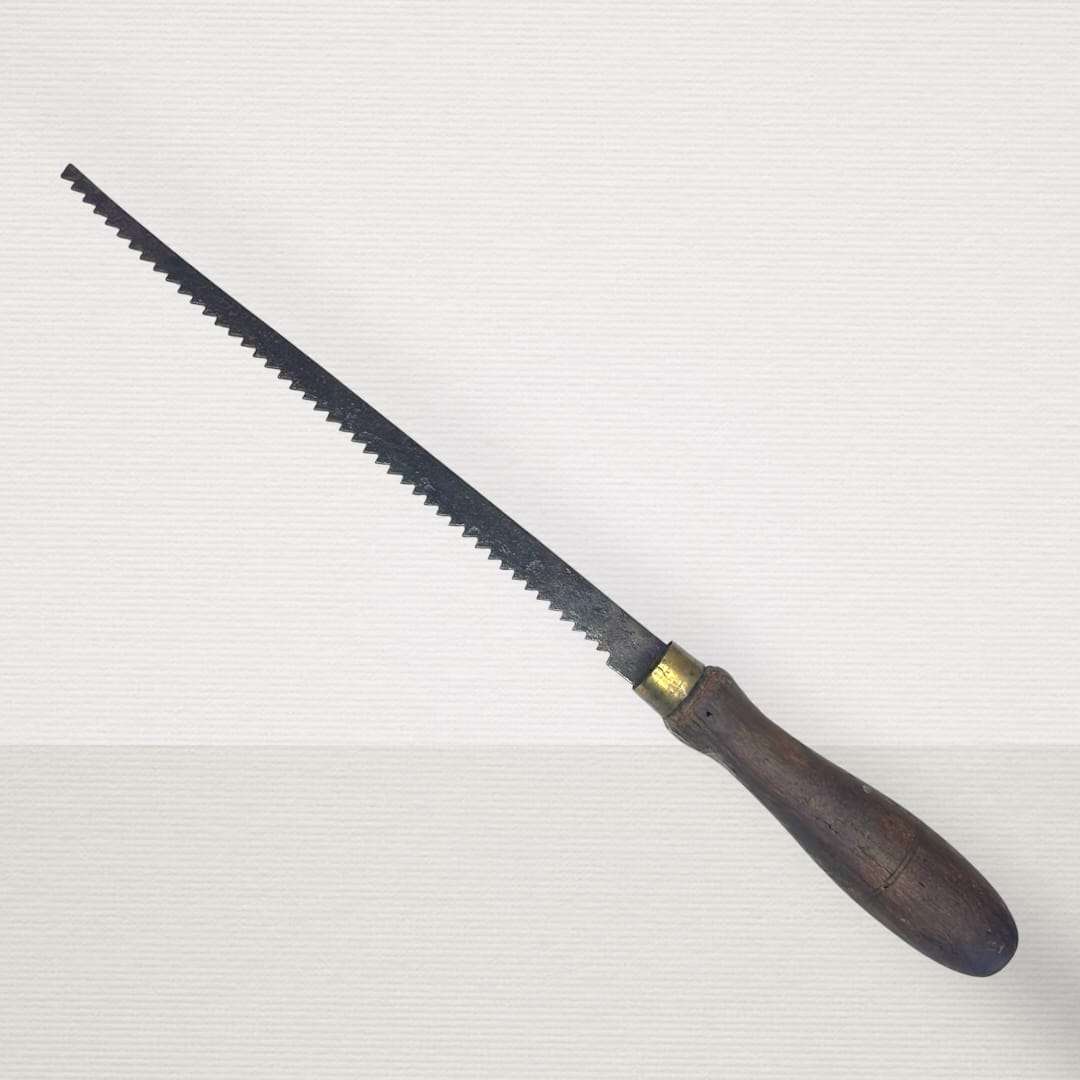 Sierra antigua de mano original para carpintería y colección - Cositas Antiguas – La Guadaña, Anticuarios Online en Jerez , vender antigüedades, muebles antiguos
