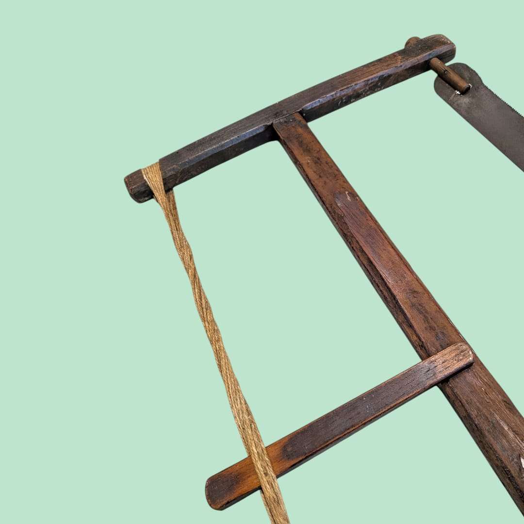 Sierra de arco manual antigua de madera | Herramienta - Cositas Antiguas – La Guadaña, Anticuarios Online en Jerez , vender antigüedades, muebles antiguos