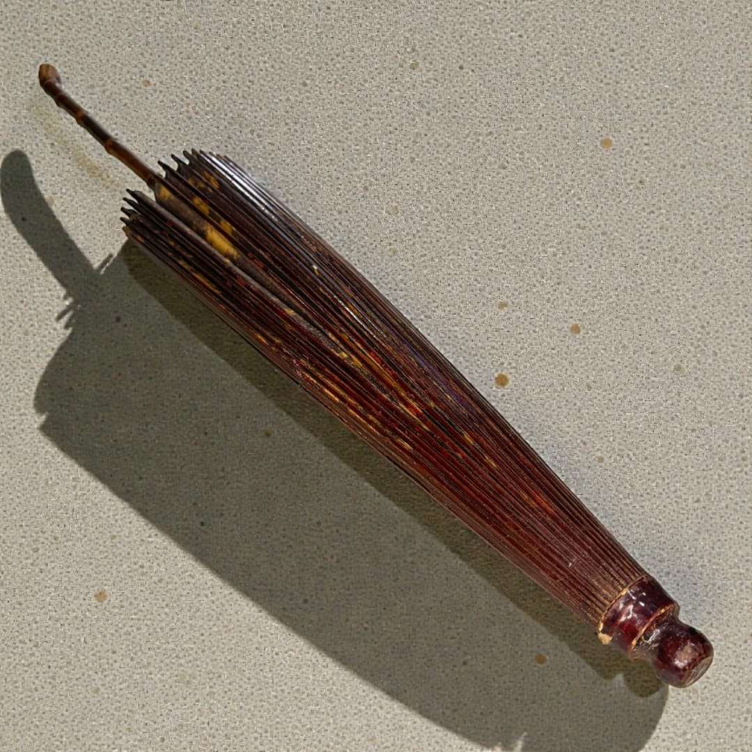 Sombrilla tradicional china antigua | Elegancia y colección - Cositas Antiguas – La Guadaña, Anticuarios Online en Jerez , vender antigüedades, muebles antiguos