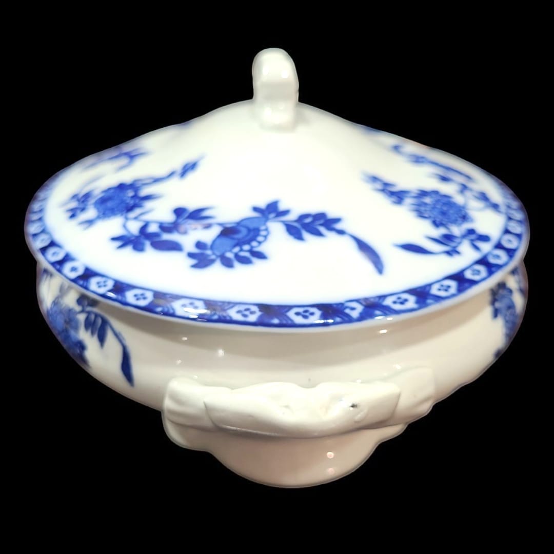 Sopera en Porcelana esmaltada - Elegancia Sevillana - Cositas Antiguas – La Guadaña, Anticuarios Online en Jerez , vender antigüedades, muebles antiguos