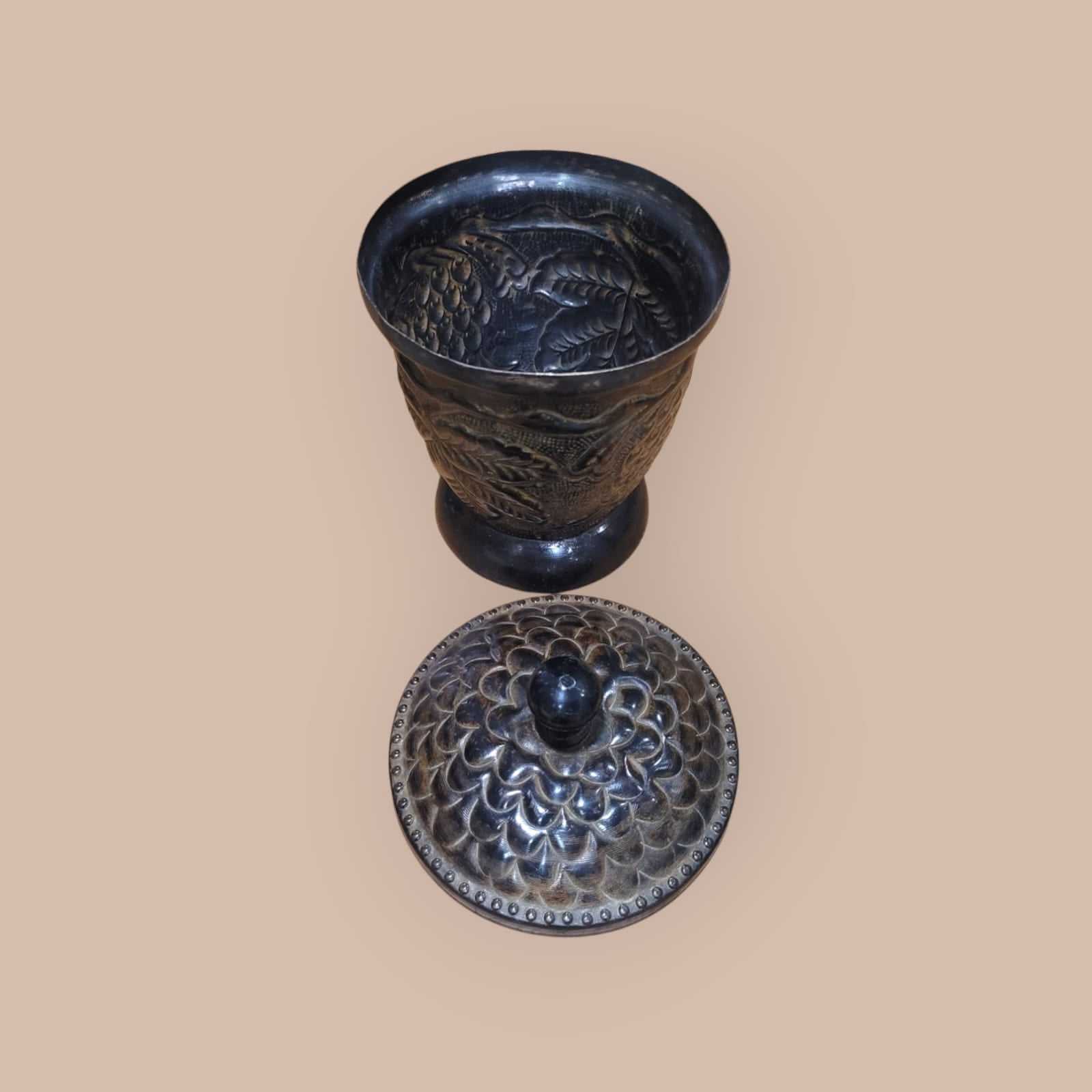Tibor de metal con relieves vegetales, tapa decorada - Cositas Antiguas – La Guadaña, Anticuarios Online en Jerez , vender antigüedades, muebles antiguos