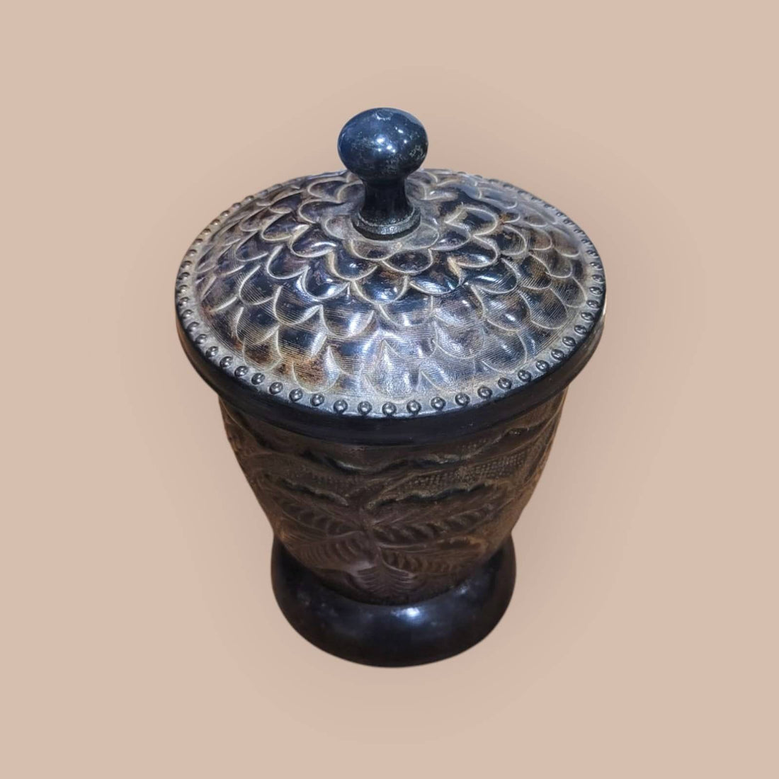 Tibor de metal con relieves vegetales, tapa decorada - Cositas Antiguas – La Guadaña, Anticuarios Online en Jerez , vender antigüedades, muebles antiguos