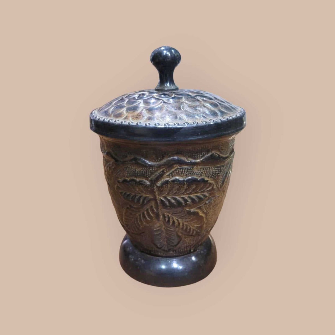 Tibor de metal con relieves vegetales, tapa decorada - Cositas Antiguas – La Guadaña, Anticuarios Online en Jerez , vender antigüedades, muebles antiguos