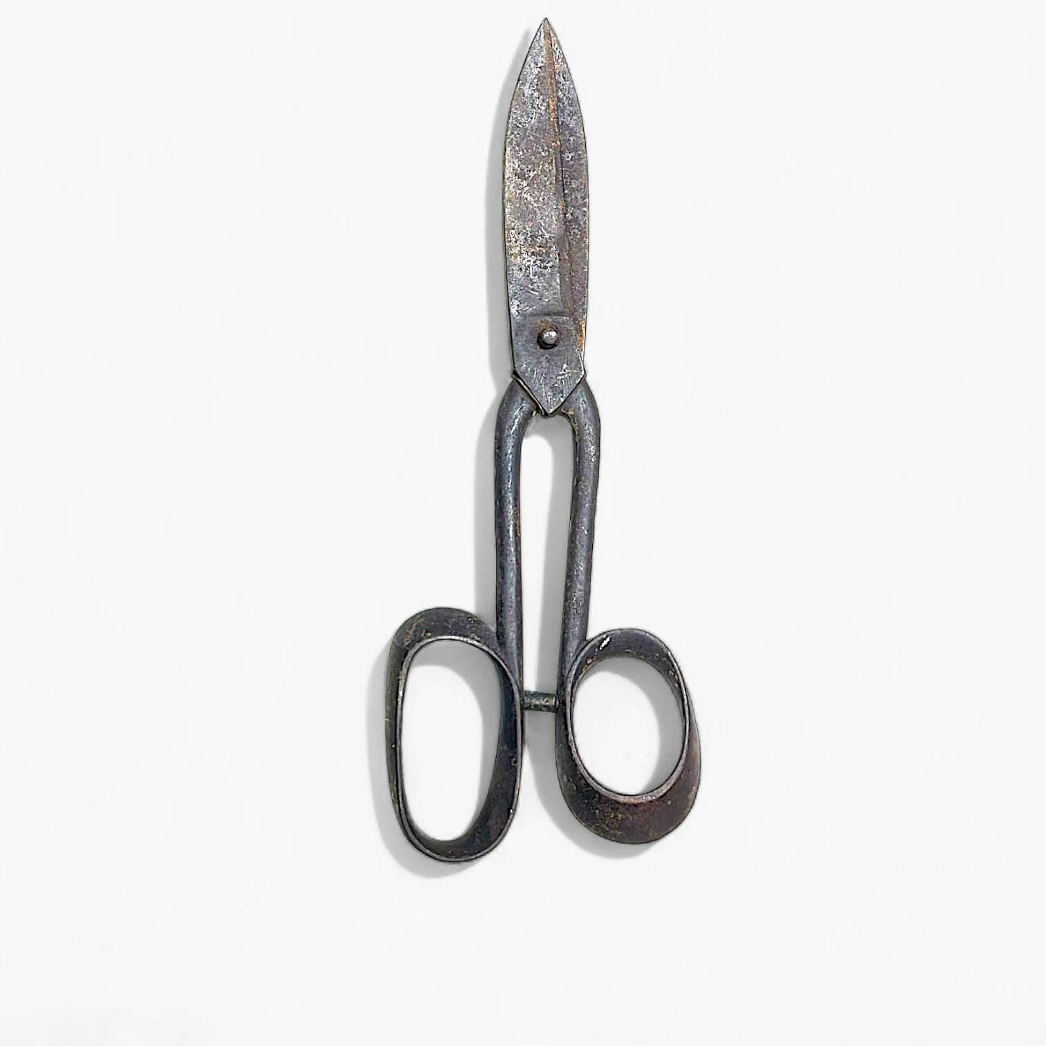 Tijeras antiguas de sastre de acero forjado - Cositas Antiguas – La Guadaña, Anticuarios Online en Jerez , vender antigüedades, muebles antiguos