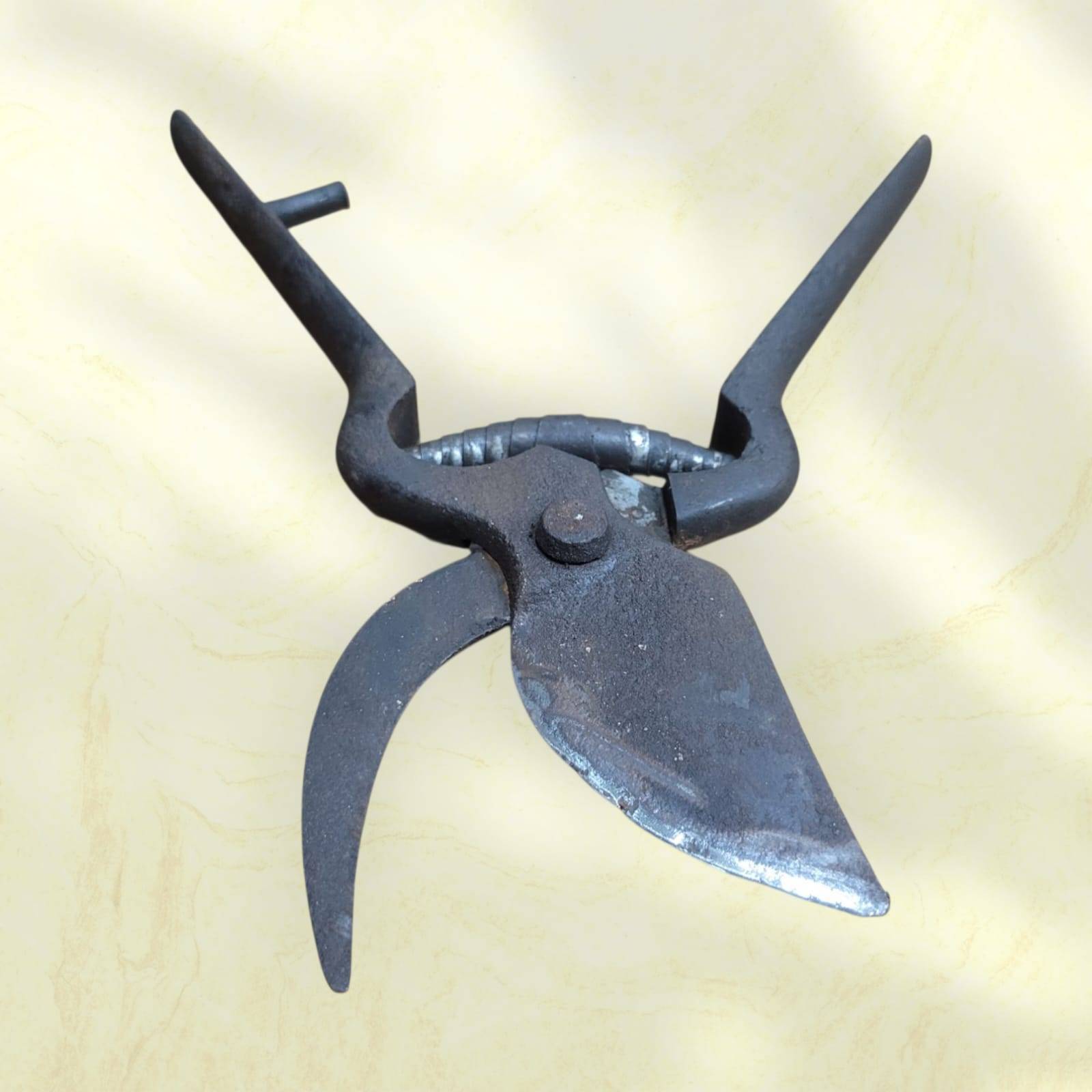 Tijeras de podar antiguas de forja - Pieza exclusiva - Cositas Antiguas – La Guadaña, Anticuarios Online en Jerez , vender antigüedades, muebles antiguos