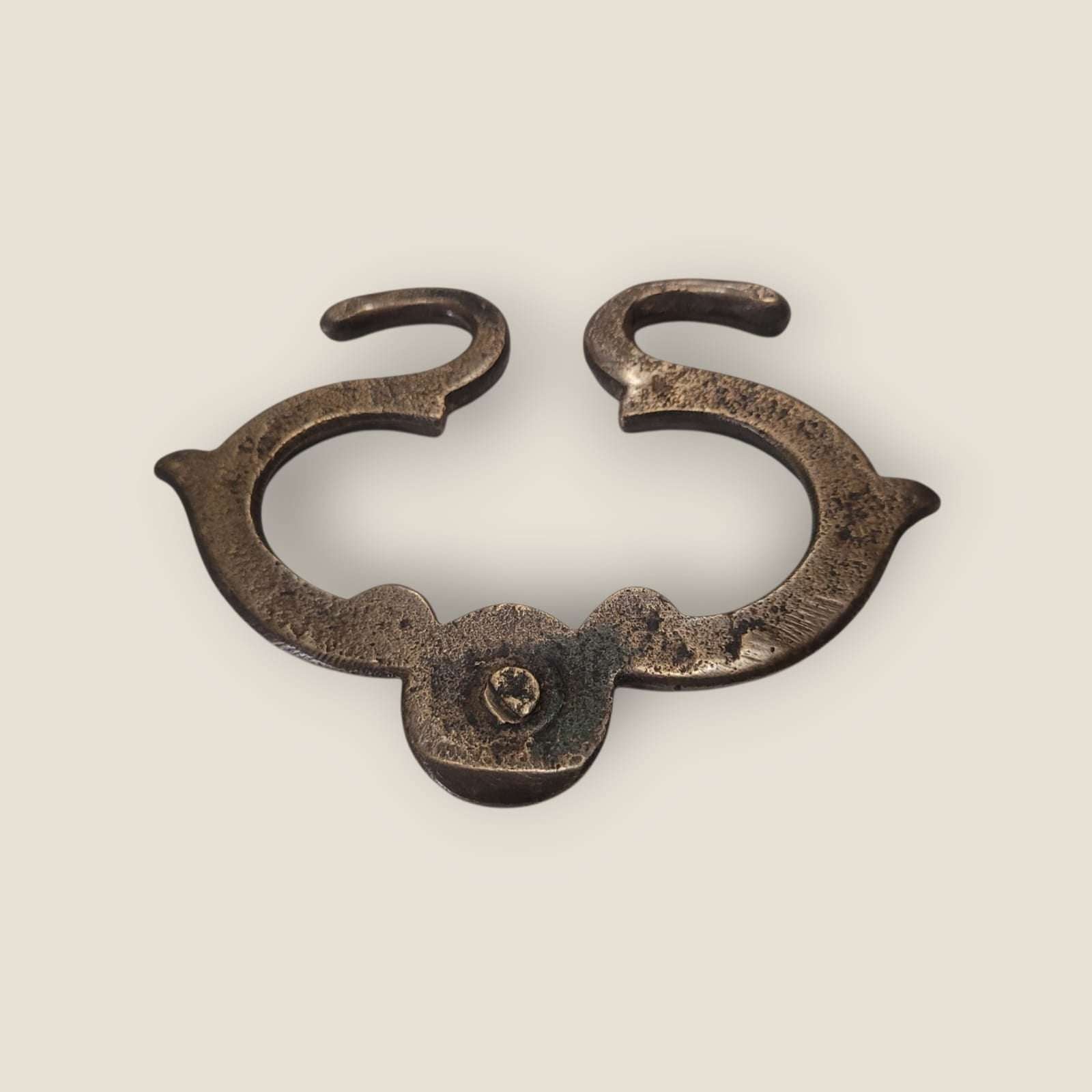 Tirador de metal antiguo con diseño decorativo único - Cositas Antiguas – La Guadaña, Anticuarios Online en Jerez , vender antigüedades, muebles antiguos