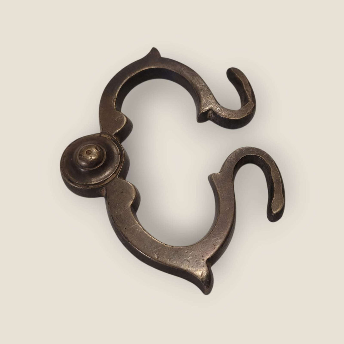 Tirador de metal antiguo con diseño decorativo único - Cositas Antiguas – La Guadaña, Anticuarios Online en Jerez , vender antigüedades, muebles antiguos
