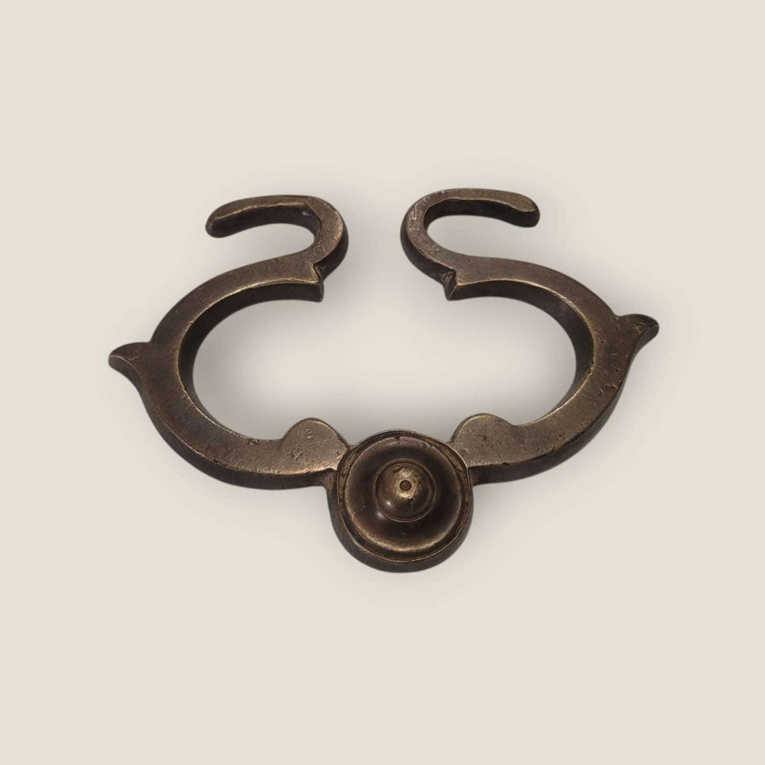 Tirador de metal antiguo con diseño decorativo único - Cositas Antiguas – La Guadaña, Anticuarios Online en Jerez , vender antigüedades, muebles antiguos