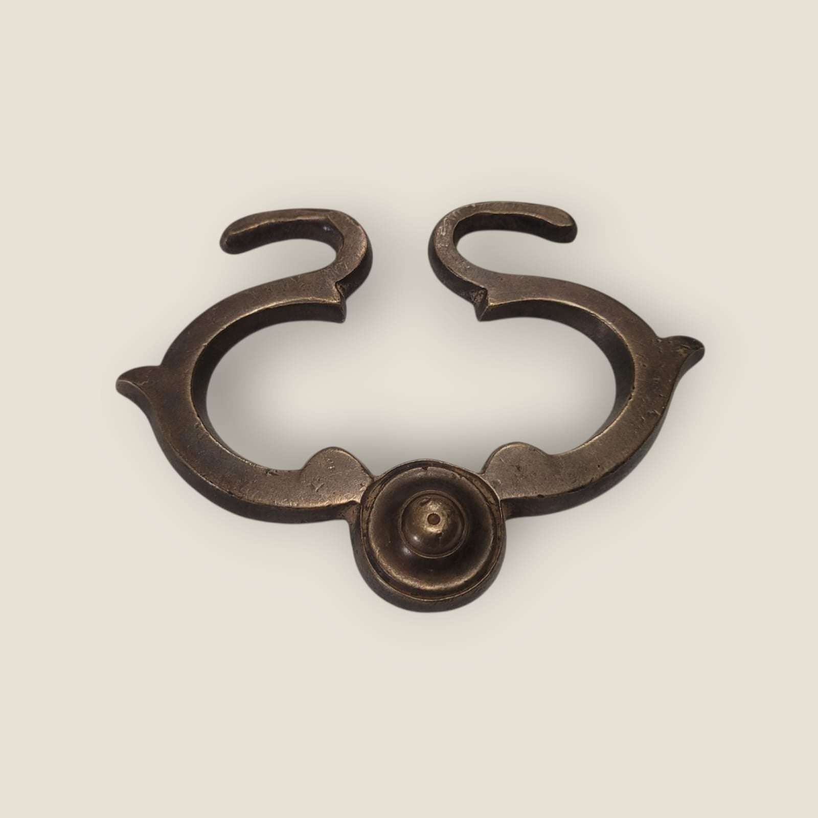 Tirador de metal antiguo con diseño decorativo único - Cositas Antiguas – La Guadaña, Anticuarios Online en Jerez , vender antigüedades, muebles antiguos