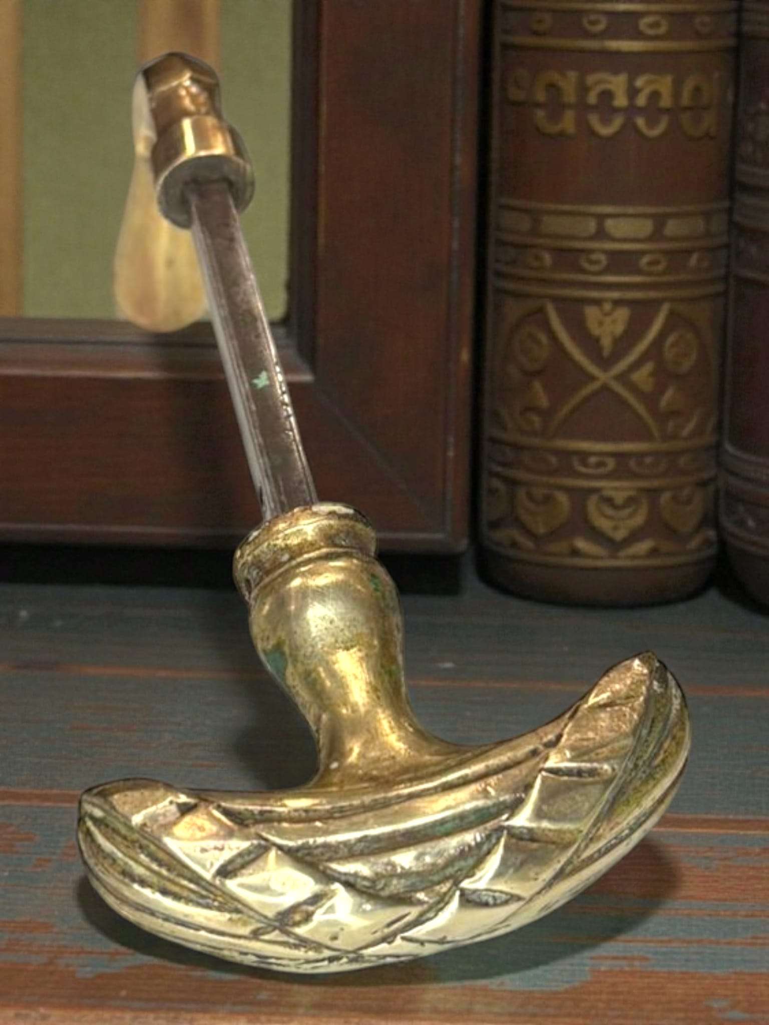 Tirador de Bronce Francés 70s: Elegancia y Funcionalidad - Cositas Antiguas – La Guadaña, Anticuarios Online en Jerez , vender antigüedades, muebles antiguos