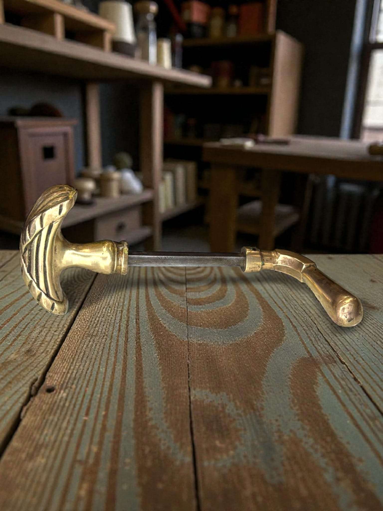 Tirador de Bronce Francés 70s: Elegancia y Funcionalidad - Cositas Antiguas – La Guadaña, Anticuarios Online en Jerez , vender antigüedades, muebles antiguos