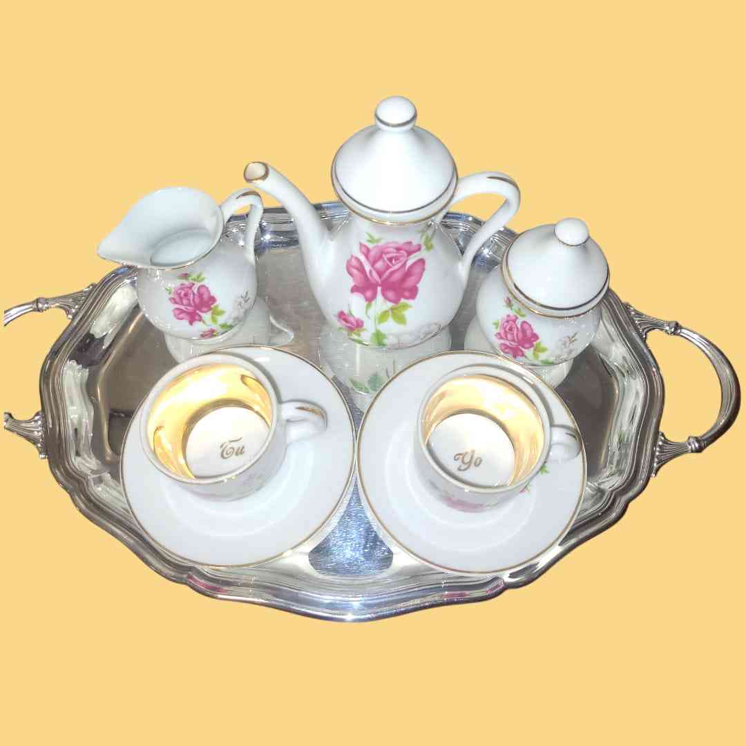 Juego de cafe "Tú y Yo" porcelana con detalles dorados - Cositas Antiguas – La Guadaña, Anticuarios Online en Jerez , vender antigüedades, muebles antiguos