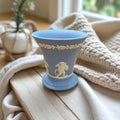 Jarrón Wedgwood azul jaspeado con relieve estilo clásico - Cositas Antiguas – La Guadaña, Anticuarios Online en Jerez , vender antigüedades, muebles antiguos