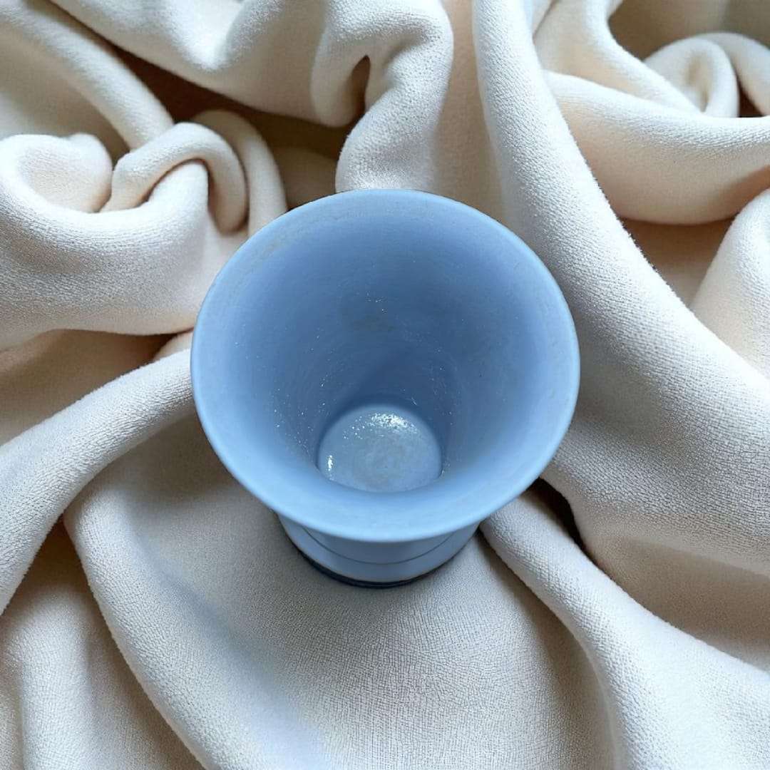 Jarrón Wedgwood azul jaspeado con relieve estilo clásico - Cositas Antiguas – La Guadaña, Anticuarios Online en Jerez , vender antigüedades, muebles antiguos