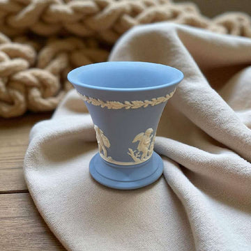 Jarrón Wedgwood azul jaspeado con relieve estilo clásico - Cositas Antiguas – La Guadaña, Anticuarios Online en Jerez , vender antigüedades, muebles antiguos