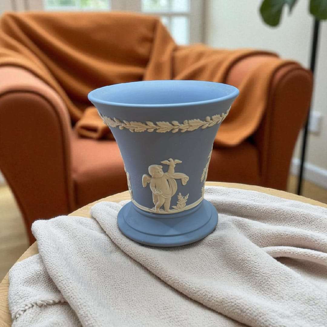 Jarrón Wedgwood azul jaspeado con relieve estilo clásico - Cositas Antiguas – La Guadaña, Anticuarios Online en Jerez , vender antigüedades, muebles antiguos
