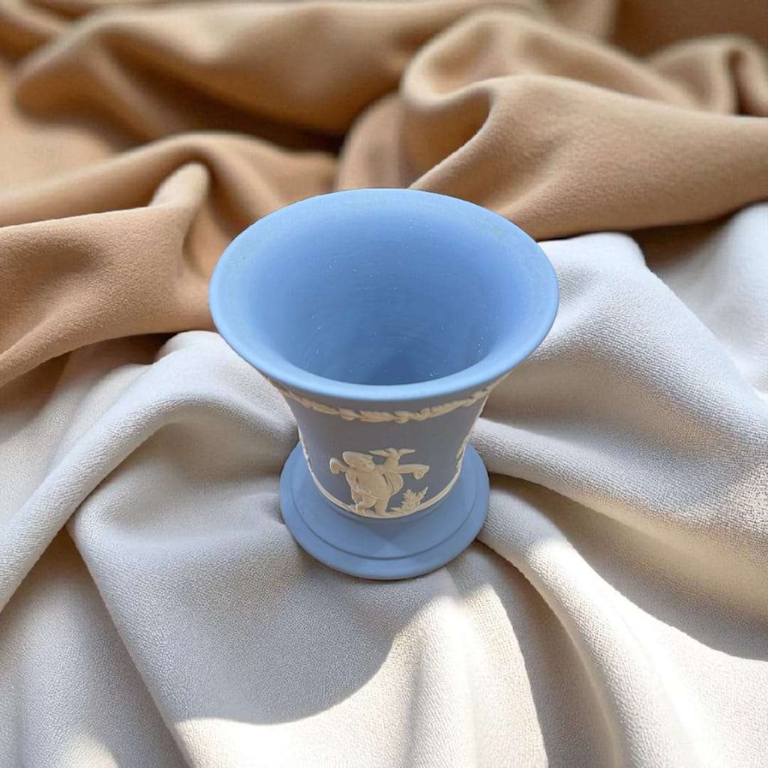 Jarrón Wedgwood azul jaspeado con relieve estilo clásico - Cositas Antiguas – La Guadaña, Anticuarios Online en Jerez , vender antigüedades, muebles antiguos