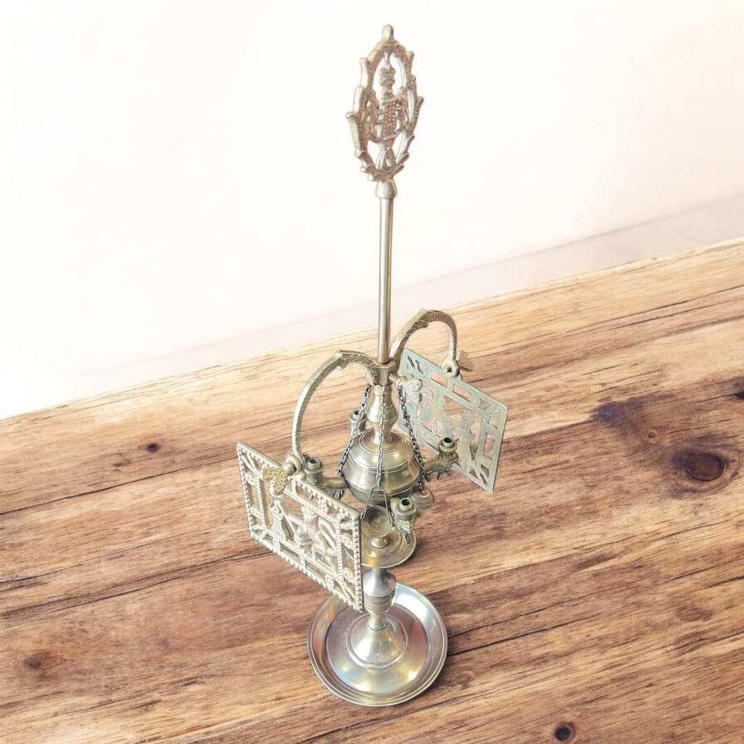 Velón de metal dorado decorativo con símbolos rituales - Cositas Antiguas – La Guadaña, Anticuarios Online en Jerez , vender antigüedades, muebles antiguos