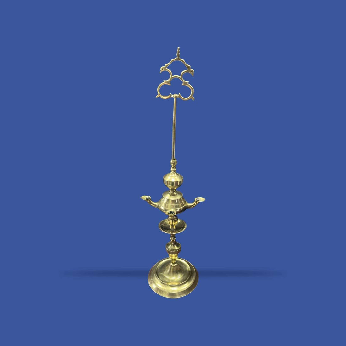 Velón de metal dorado con estructura alta y decorativa - Cositas Antiguas – La Guadaña, Anticuarios Online en Jerez , vender antigüedades, muebles antiguos