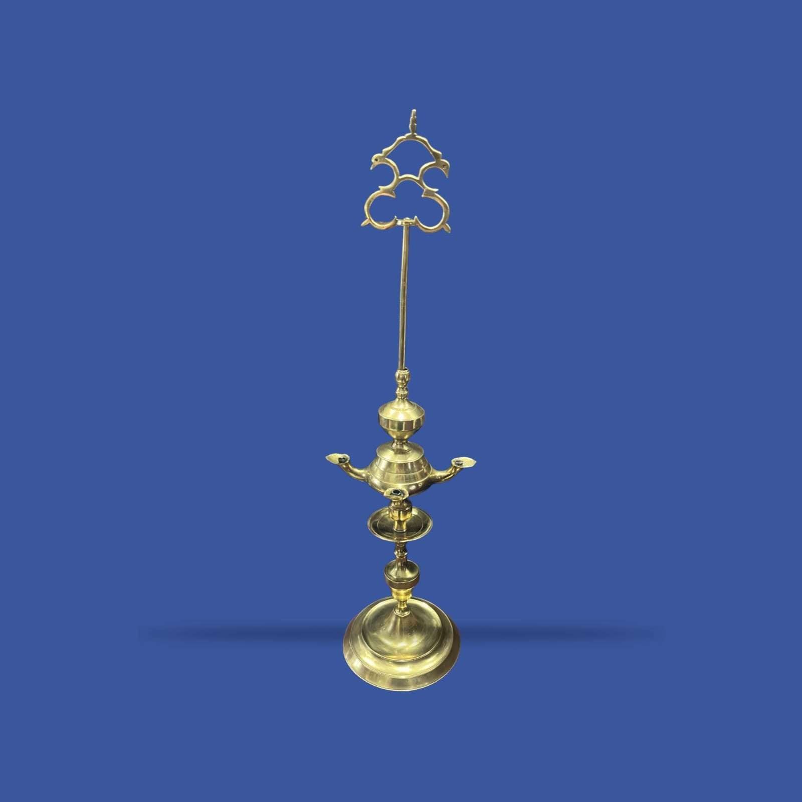 Velón de metal dorado con estructura alta y decorativa - Cositas Antiguas – La Guadaña, Anticuarios Online en Jerez , vender antigüedades, muebles antiguos