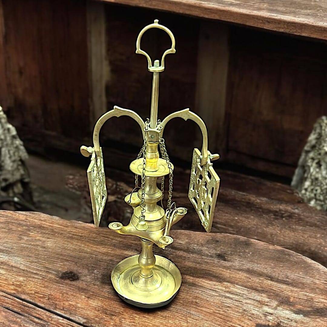 Velón pequeño de metal tallado – Decoración única - Cositas Antiguas – La Guadaña, Anticuarios Online en Jerez , vender antigüedades, muebles antiguos