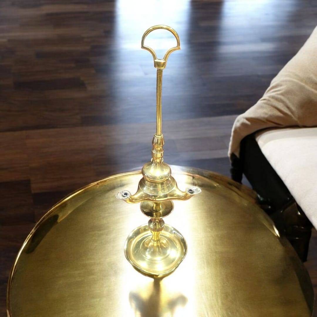 Velón antiguo de aceite de 3 brazos en metal dorado - Cositas Antiguas – La Guadaña, Anticuarios Online en Jerez , vender antigüedades, muebles antiguos