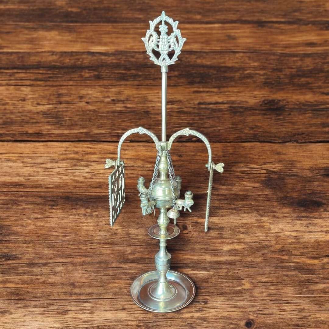 Velón de metal dorado decorativo con símbolos rituales - Cositas Antiguas – La Guadaña, Anticuarios Online en Jerez , vender antigüedades, muebles antiguos