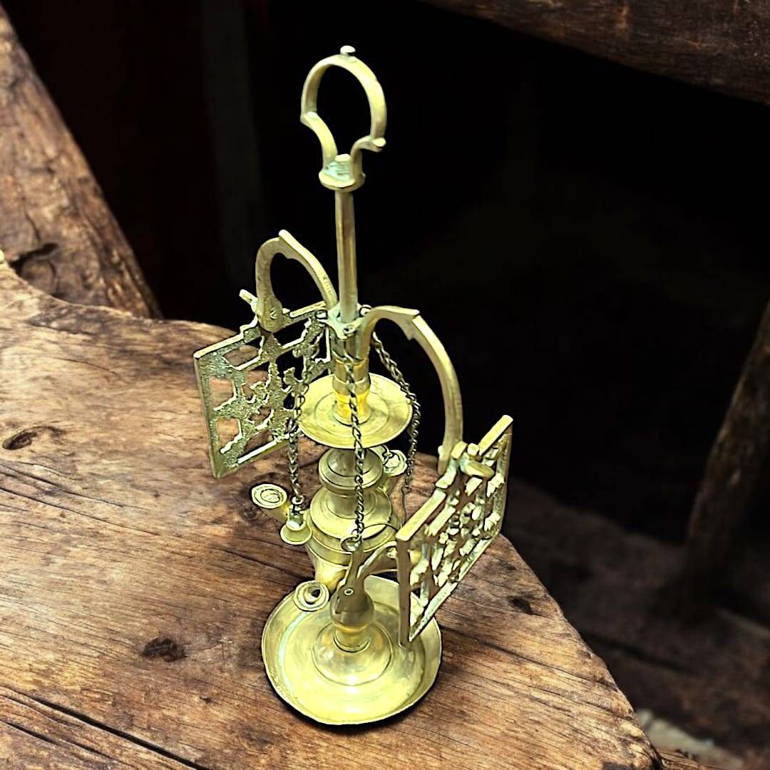 Velón pequeño de metal tallado – Decoración única - Cositas Antiguas – La Guadaña, Anticuarios Online en Jerez , vender antigüedades, muebles antiguos