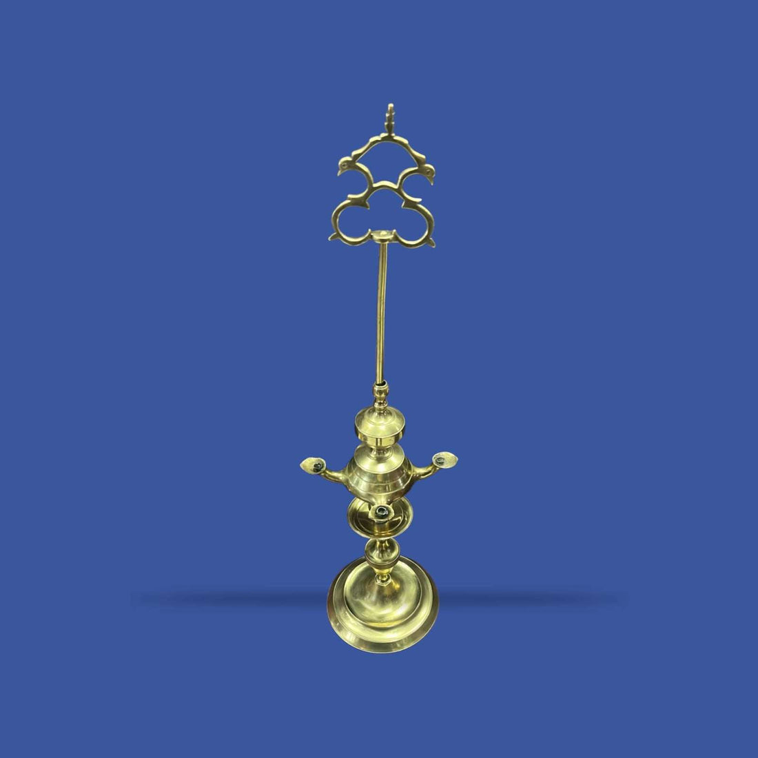 Velón de metal dorado con estructura alta y decorativa - Cositas Antiguas – La Guadaña, Anticuarios Online en Jerez , vender antigüedades, muebles antiguos