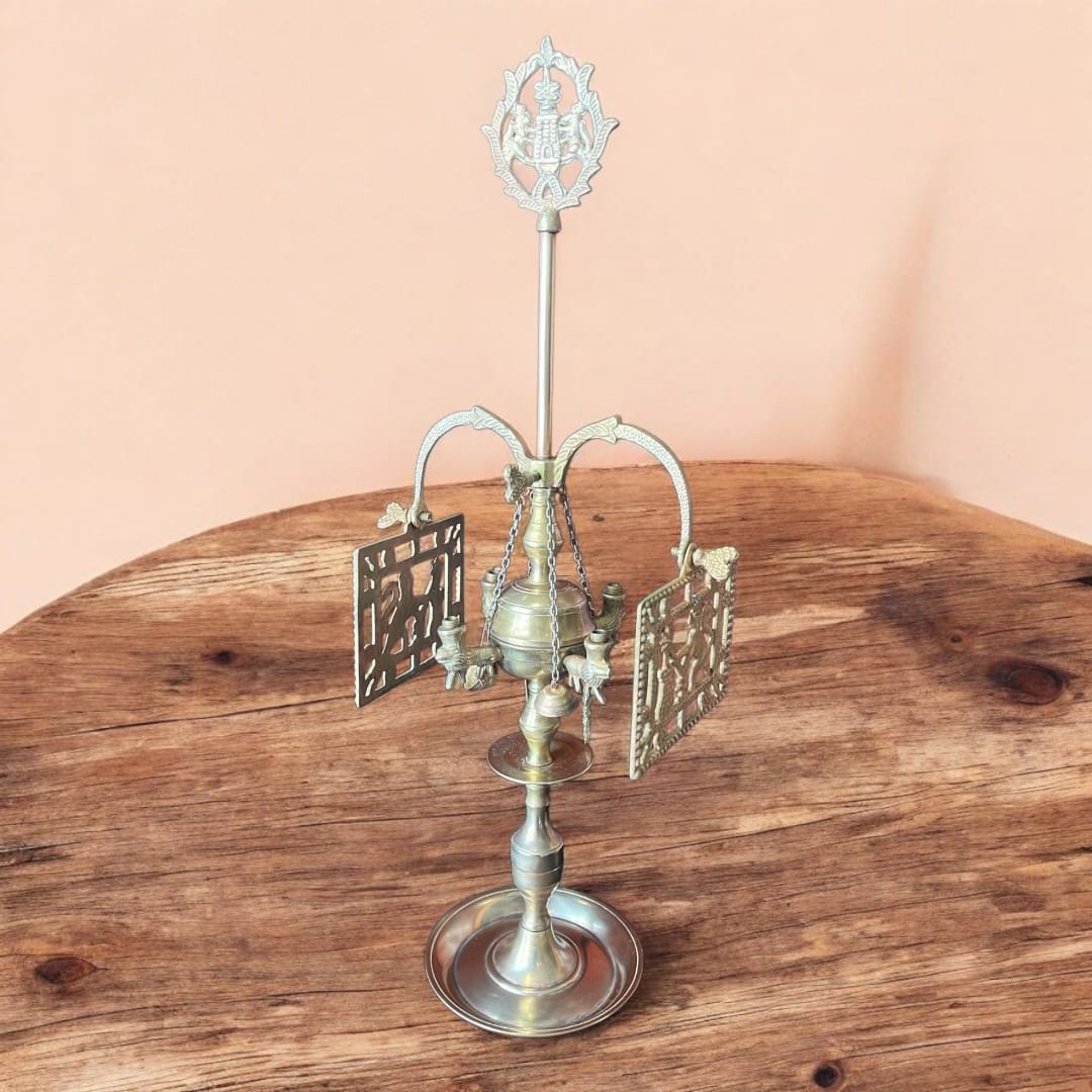 Velón de metal dorado decorativo con símbolos rituales - Cositas Antiguas – La Guadaña, Anticuarios Online en Jerez , vender antigüedades, muebles antiguos